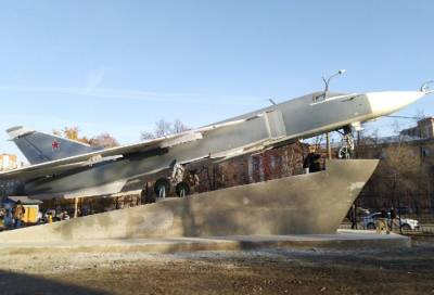 В Новосибирске боевой истребитель Су-24 установили на постамент в Сквере Авиастроителей