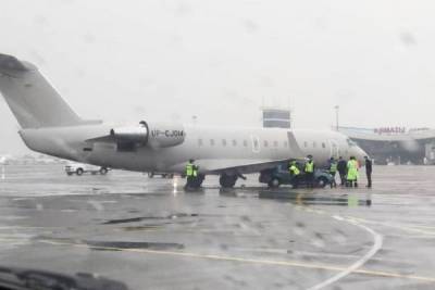 Самолет столкнулся с автомобилем в аэропорту Алма-Аты — видео