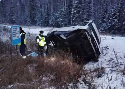 На Среднем Урале перевернулся пассажирский автобус: один погиб, восемь пострадали