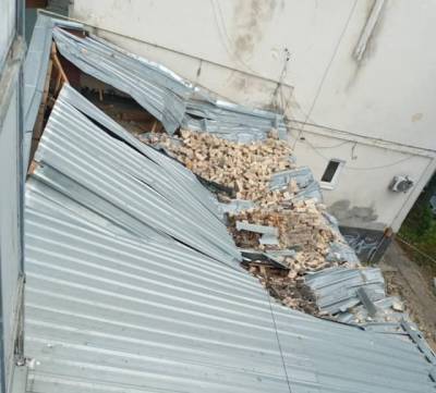 Повалены деревья и сорваны крыши домов: Львов накрыл мощный ураган (ВИДЕО)