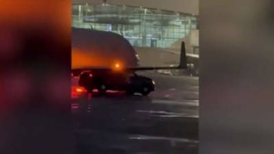 Самолет столкнулся с машиной в аэропорту Алматы