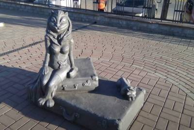В Кургане скульптуру женщины-кошки убрали после критики горожан