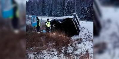 При опрокидывании автобуса в Свердловской области погиб человек, еще восемь пострадали