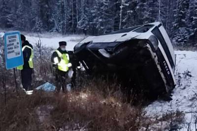 Из-за опрокидывания автобуса на российской трассе погиб человек