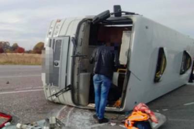 Серьезное ДТП в Киевской области: автобус с белорусами столкнулся с грузовиком и перевернулся