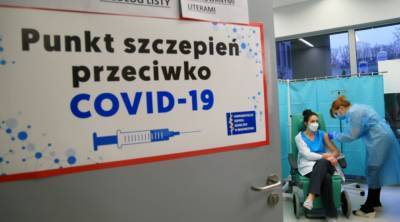 В Польше начнется вакцинация третьей дозой вакцины против COVID-19