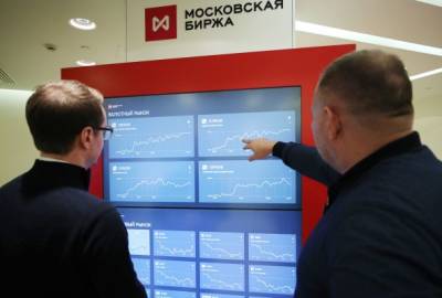 Эксперт пояснил панику на российском рынке акций и перспективы рубля после решения ЦБ