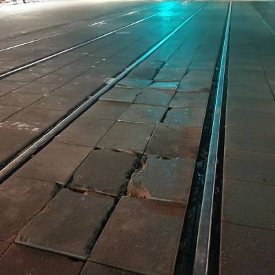 В Челябинске после первого снега развалилась новая каменная кладка на трамвайных путях