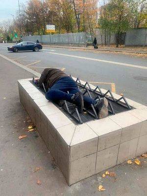Шипы против бездомных. Власти Москвы радикально решают проблему, но зимой греться людям будет негде