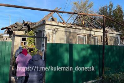 В Донецке при пожаре, вызванном обстрелом, уничтожена крыша дома