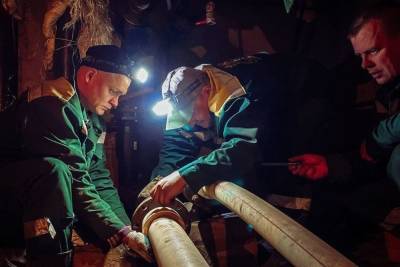 Псковские теплосети ремонтируют трубы в доме на Рижском проспекте