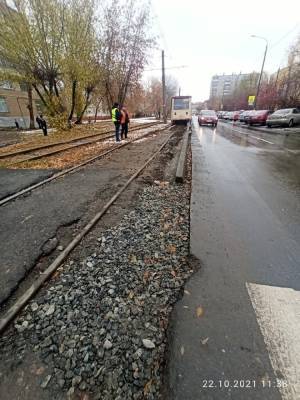 В Челябинске трамвай «сел» на бордюр, которым пути отделили от дороги