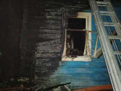 После гибели двух мужчин на пожаре в Тверской области проверку начали в Следственном комитете