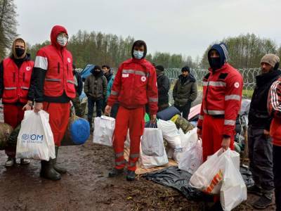 Областная организация Красного Креста доставила гуманитарную помощь мигрантам на участке погранзаставы "Русаки"