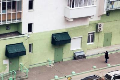 При падении с высоты седьмого этажа в Новосибирске разбился подросток