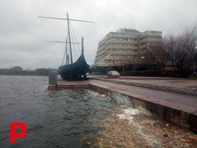 Вода из Выборгского залива начинает затапливать городскую набережную — фото и видео