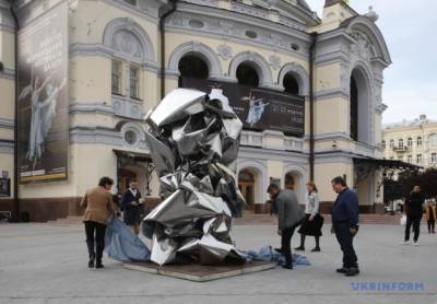«Непредсказуемые обстоятельства»: в столице перед Национальной оперой установили инсталляцию (ФОТО)