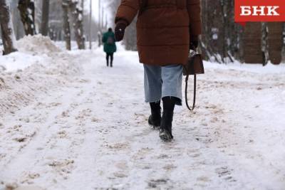 В Сыктывкаре для обработки тротуаров запасли 125 тонн мраморной крошки