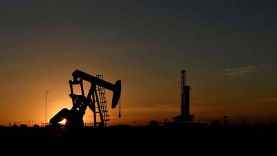 Цена нефти продолжила снижаться на пятничных торгах