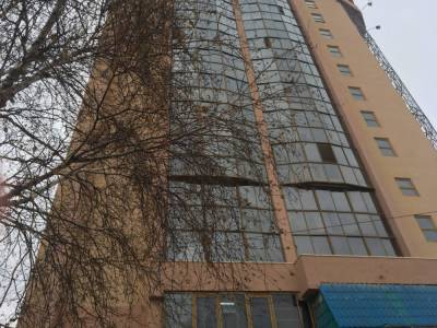 "В семь утра она была ещё живой": мужчина и женщина выпали из окна элитного дома в центре Новосибирска - репортаж с места трагедии