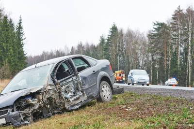 Renault Logan наехал на ограждение и вылетел в кювет в Тосненском районе, водитель погиб