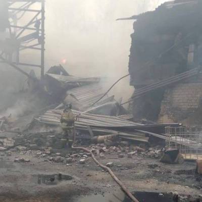 Спасатели разбирают завалы после пожара на пороховом заводе под Рязанью