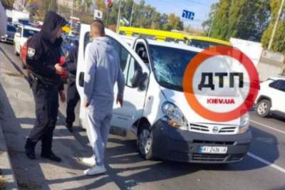 Решил объехать тянучку: в Киеве водитель микроавтобуса сбил патрульного