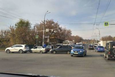 В Пензе на улице Чаадаева из-за массового ДТП на дороге собирается пробка