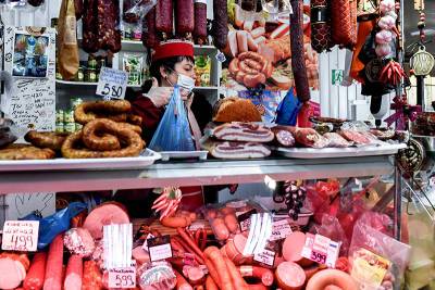 Ритейл пообещал сгладить рост цен на колбасу и сосиски