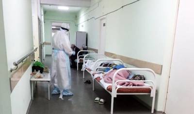 В больницах Перми койки для заболевших коронавирусом начали устанавливать в коридорах