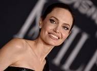 «Она наверстывает упущенное»: инсайдеры рассказали о личной жизни Анджелины Джоли