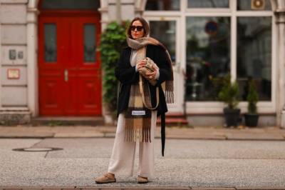Streetstyle: как стильно носить шарф этой осенью