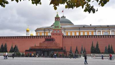 Ураганный ветер сорвал зубец и строительные леса со стены столичного Кремля