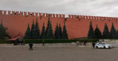 В Москве из-за ураганного ветра "пострадала" Кремлевская стена
