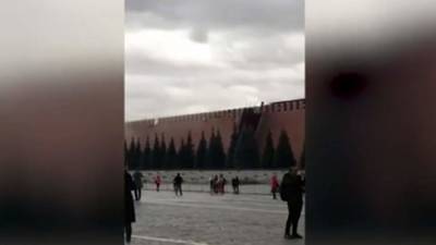 Сильный ветер сорвал строительные леса со стен Кремля