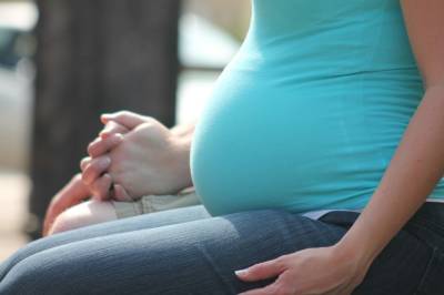При назначении пособий беременным и одиноким родителям будут оценивать материальное положение