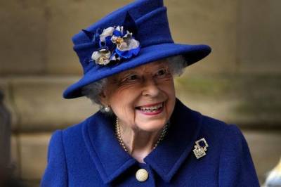 Королева Елизавета II вернулась в замок после посещения больницы