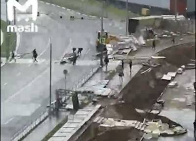 Штормовое предупреждение в Москве: ураган снес часть стены Кремля — видео