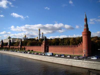 В Москве ураганный ветер сорвал зубец и строительные леса со стены Кремля