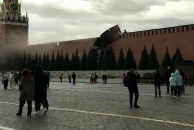 Вход на Красную площадь закрыли после повреждения зубцов стены