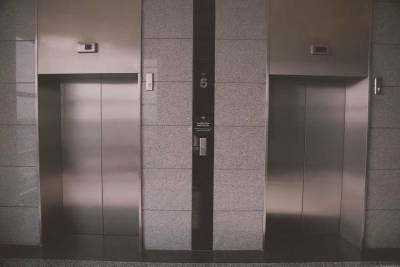 Инженер-физик Золотарев назвал единственный способ выжить в падающем лифте