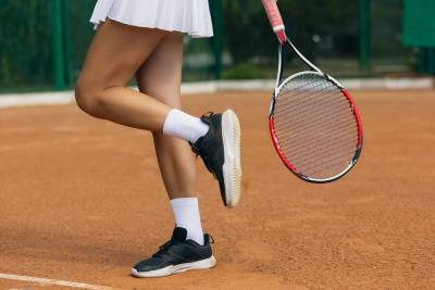Почему теннисисты стучат по обуви ракеткой?