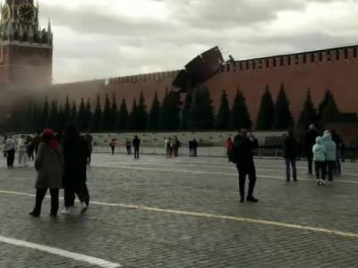 Знак свыше: Ураганный ветер разрушил часть кремлевской стены в Москве (ВИДЕО)