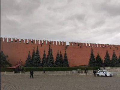 На стене московского Кремля обломился зубец из-за сильного ветра