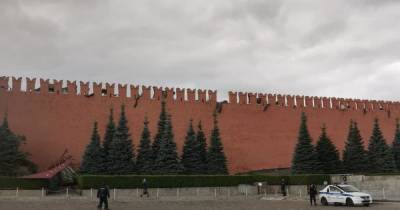 В Москве сильный ветер снес часть стены Кремля (видео)