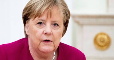 Для Меркель устроили прощальную церемонию с вручением подарка