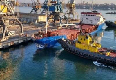 В порту Черноморска судно врезалось в причал (фото)