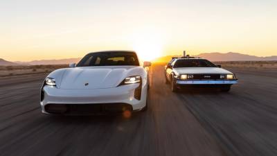 Видео дня: Porsche отметил день “Back to the Future” совместной поездкой Porsche Taycan и DeLorean DMC-12