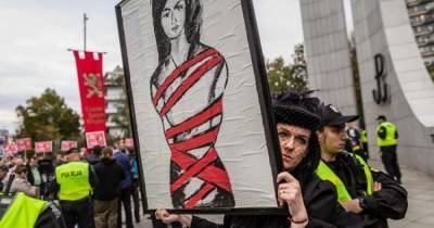 Запрет на аборты в Польше: 34 тысячи женщин пытались сделать процедуру незаконно или за границей
