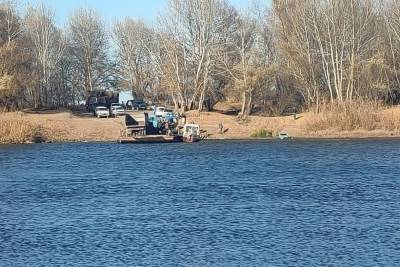 С парома в Астраханской области в воду съехали трактор и 2 прицепа